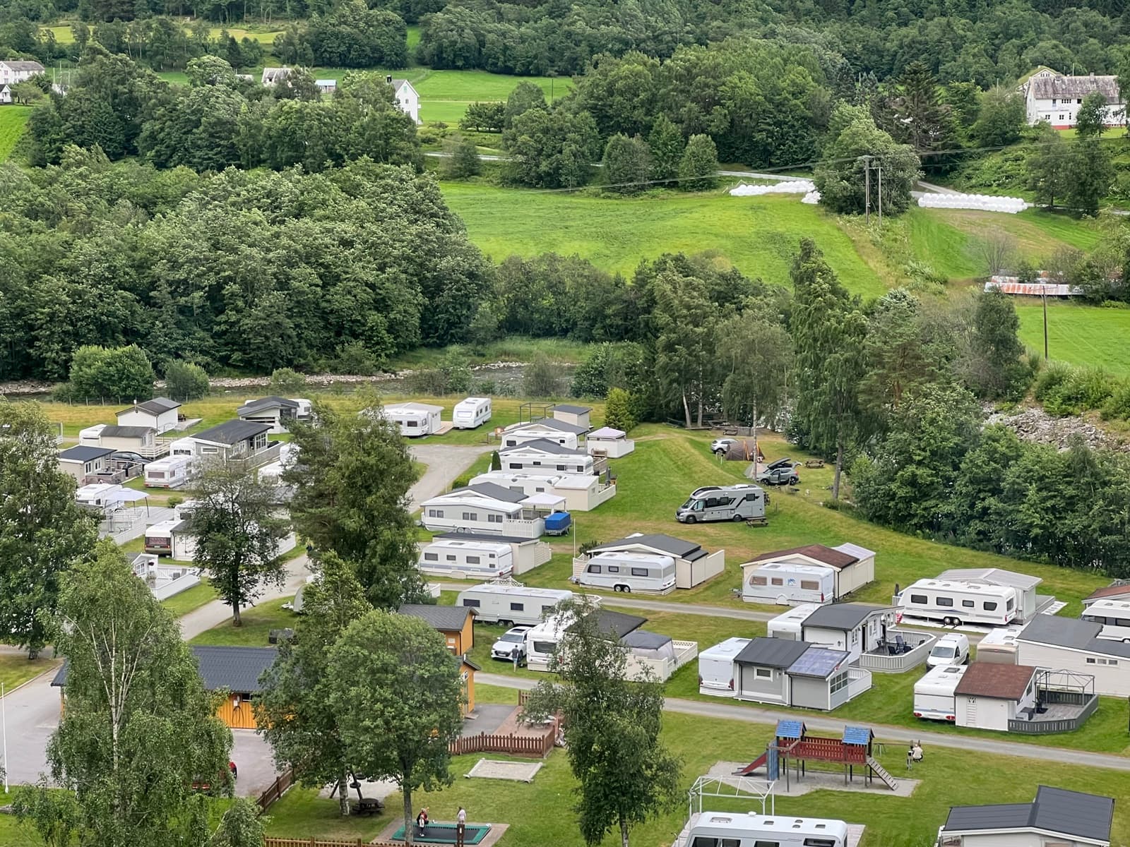 Campingplassen med Valldøla bak
